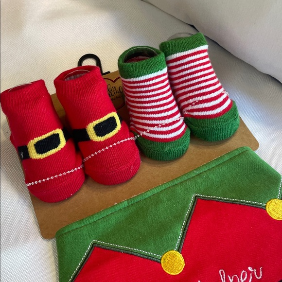 AD SUTTON Festive Red and Green Baby Set 2 pairs socks & 2 bibs - Picture 5 of 9